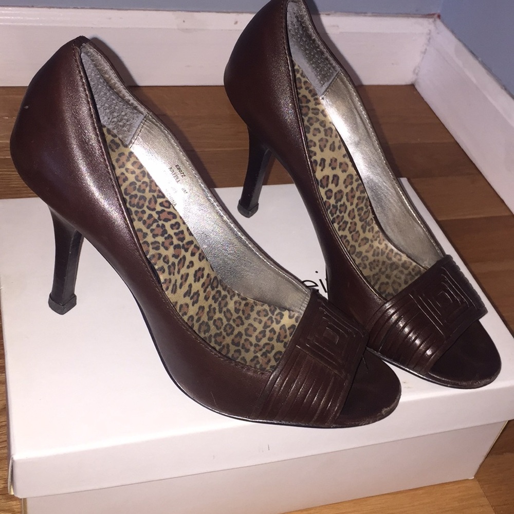 Detailed peep toe